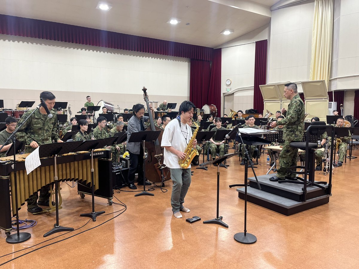 kenta_1027's tweet photo. 陸上自衛隊中央音楽隊の皆様と２回目のリハーサル🎷
素晴らしいサウンドと柔軟さ！
本番はバンクリ最終日の17日お昼！

めちゃくちゃ楽しみです😆
 #ジャパンバンドクリニック https://t.co/wvKnxtoiSg
