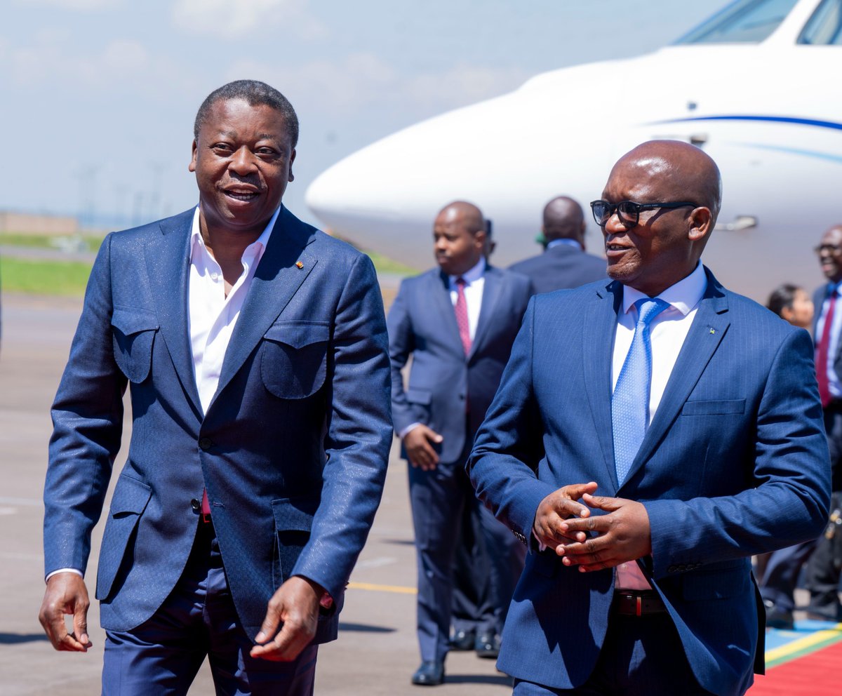 AblodeGbadja1's tweet photo. TOGO - Voici @FEGnassingbe, qui, n’a jamais exercé d’activité professionnelle en dehors du pouvoir durant ses soixante années sur terre. Pourtant, il continue de contracter des emprunts au nom des contribuables, voyage régulièrement en jet privé et affiche un train de vie luxueux.

Le voilà encore à Kigali pour des discussions dont l’utilité réelle interroge. Une rencontre avec @PaulKagame n’aurait-elle pas pu se tenir par visioconférence sécurisée ?

Dans un contexte où de nombreux besoins essentiels demeurent insatisfaits, ces ressources publiques pourraient aussi être mobilisées pour améliorer l’accès à l’eau potable, construire des écoles ou encore développer les infrastructures routières.

@PYAdjourouvi @GilbertBawara @SandraA_JOHNSON @PKBTchodie @GilbertBawara @kodjo_adedze @cinalawson @HodabaloAwate @dodzikokoroko @YawaKouigan @MazamessoA @CBMadjoulba @MoniSankaredja @Litime6f @JosephKoamy @Fahd_Fofana @AlipuiSena @kokouedemTENGUE @WorldBankGroup @Banquemondiale @WorldBankAfrica