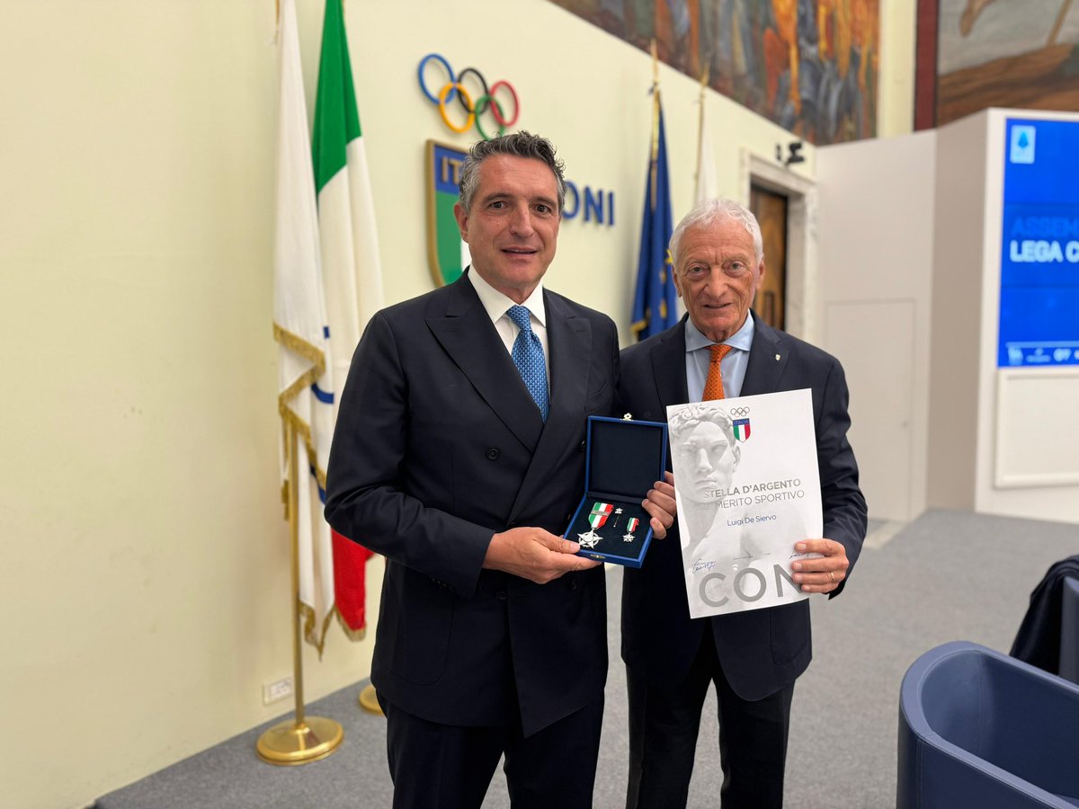 Coninews's tweet photo. Il Presidente Buonfiglio consegna la Stella d'Argento all'Amministratore Delegato della Lega Serie A De Siervo. 👏

Approfondisci qui 👉 https://t.co/30djLnVQvd https://t.co/0Kn1rpHTxM