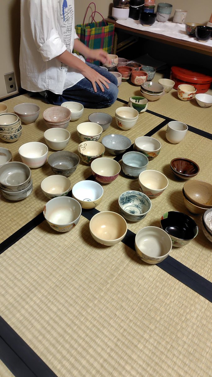 seijo310's tweet photo. 本日は道具室にある茶碗をすべて取り出し、丁寧に清め、季節ごとに並べ替えました。
素敵なお茶碗ばかりで、部員同士で一つひとつ拝見し、充実した時間をすごせました。
左の写真は、「グミの実」です。
ぷっくりとした実がとても可愛らしいです🌿
#春から成城 #成城大学 #成城大学茶道部 https://t.co/IIQMUE0Uwv