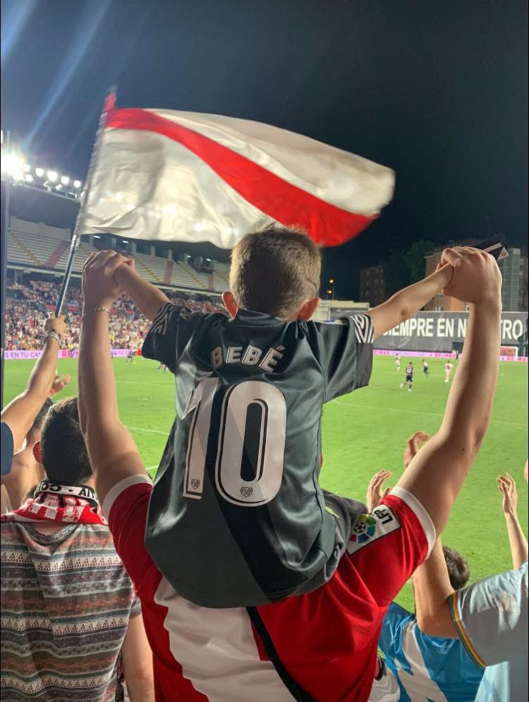 danioky23's tweet photo. Vivir una final del Rayo contigo no tiene precio ❤️🇩🇪⚡️ https://t.co/NAEb4E8xoC