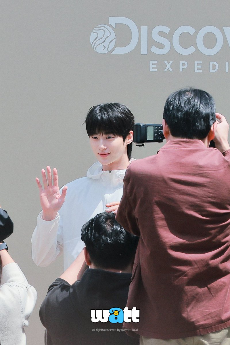 Watt_1031's tweet photo. 💌 260429 디스커버리 Active Wellness 이벤트 퇴근길
#변우석 #ByeonWooSeok #ピョンウソク #邊佑錫 #📮❤️ https://t.co/TbfAJLw9ds