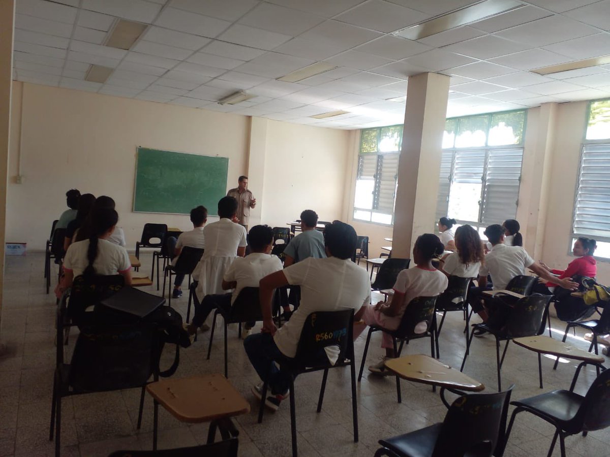 UCM_Cmw's tweet photo. 🩺📚 Compromiso con la excelencia médica. En el municipio Guáimaro, estudiantes de 6to año de Medicina participaron en un curso de preparación de sanitarios, fortaleciendo sus conocimientos y habilidades para el ejercicio profesional.
#UCMCamagüey #CubaEsSalud https://t.co/voSYigvWjR
