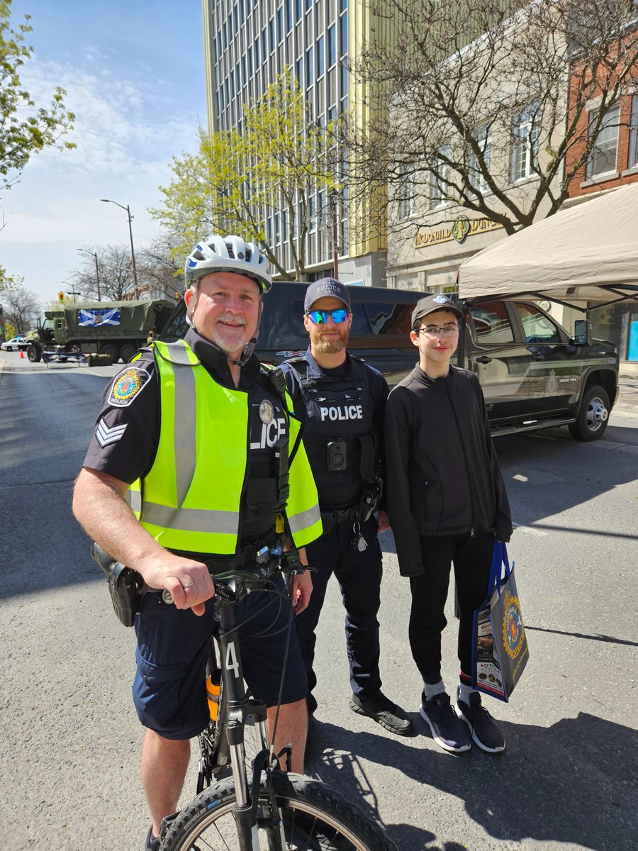 GRCONT's tweet photo. 🚔 Une Journée portes ouvertes réussie au Service de police de Cornwall! Des membres de la GRC de Cornwall, accompagnés de l’Ours prudent, ont échangé avec la collectivité, répondu à des questions et exposé deux véhicules de police de la GRC.

Quel plaisir de passer la journée avec nos partenaires de la sécurité communautaire : PPO, MDN, Service de police du territoire mohawk d’Akwesasne, Police du CN, MTO, Service d’incendie de Cornwall, services paramédicaux et responsables des règlements de Cornwall. 

Merci au Club Optimiste pour le barbecue et à tous les participants! 💙

#GRCCornwall #CommunautéDabord #GRC #PlusSûrEnsemble