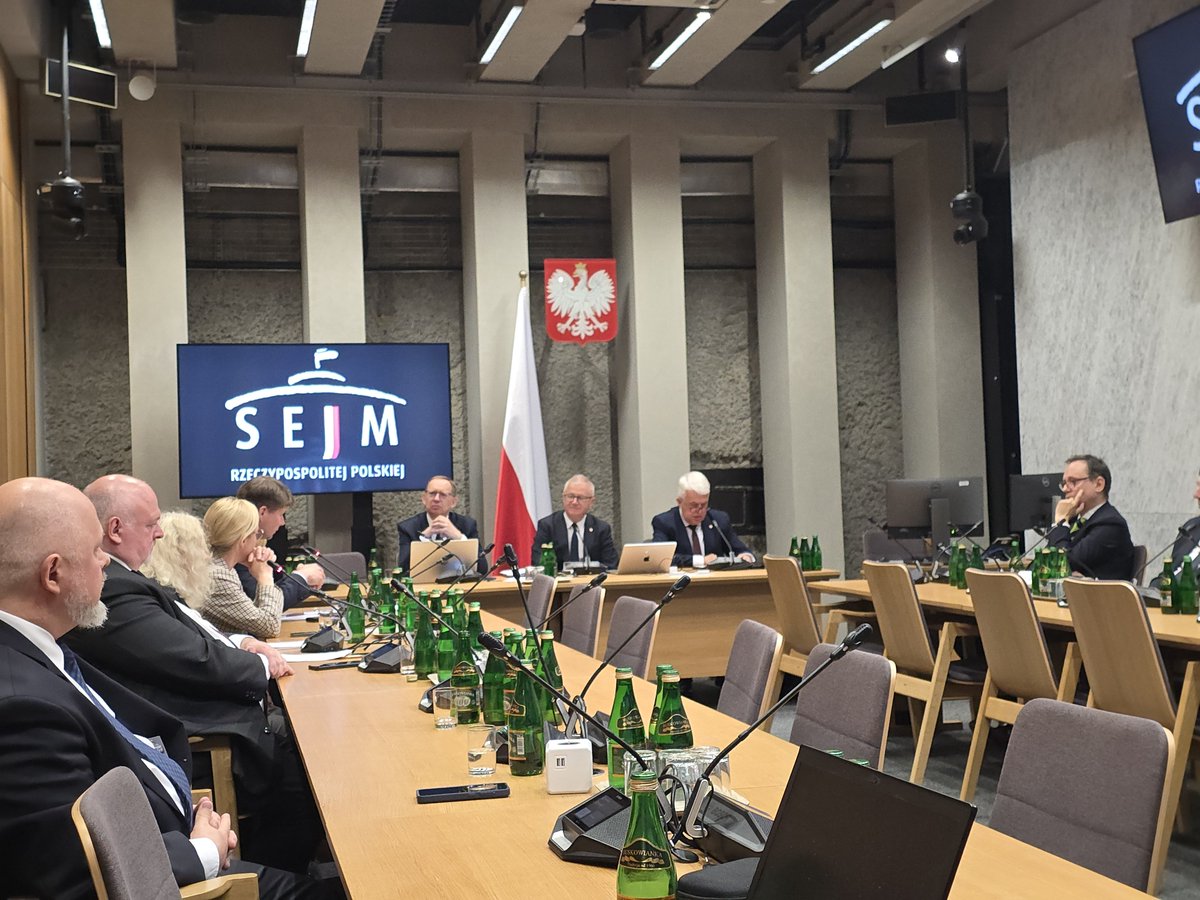 Slawomir_Ozdyk's tweet photo. 🟥 W Sejm Rzeczypospolitej Polskiej odbyła się konferencja prasowa pt. "Polsko-niemiecka współpraca energetyczna w obliczu kryzysu", zorganizowana przez Konfederację @KoronyPolskiej, reprezentowaną przez posłów: @Roman_Korona, @Wlodek_Skalik oraz @SlawZawislak, z udziałem przedstawicieli @AfD (Alternative für Deutschland): @KotreLena, @SteffenKotre oraz @Galau_MdL.

Przedmiotem dyskusji były kwestie bezpieczeństwa energetycznego, konsekwencje polityki klimatyczno-energetycznej Unii Europejskiej, a także wpływ migracji/reemigracji oraz zadłużenia państw europejskich na pogłębiający się kryzys gospodarczo-energetyczny w Europie.

Po konferencji odbyło się posiedzenie Parlamentarnego Zespołu ds. Wolności Badań, Publikacji i Debaty Publicznej poświęcone wskazanej problematyce.

👇