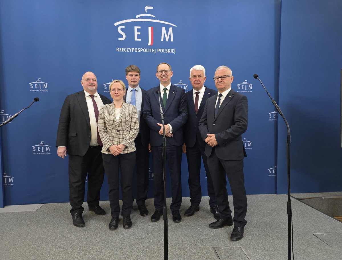 Slawomir_Ozdyk's tweet photo. 🟥 W Sejm Rzeczypospolitej Polskiej odbyła się konferencja prasowa pt. "Polsko-niemiecka współpraca energetyczna w obliczu kryzysu", zorganizowana przez Konfederację @KoronyPolskiej, reprezentowaną przez posłów: @Roman_Korona, @Wlodek_Skalik oraz @SlawZawislak, z udziałem przedstawicieli @AfD (Alternative für Deutschland): @KotreLena, @SteffenKotre oraz @Galau_MdL.

Przedmiotem dyskusji były kwestie bezpieczeństwa energetycznego, konsekwencje polityki klimatyczno-energetycznej Unii Europejskiej, a także wpływ migracji/reemigracji oraz zadłużenia państw europejskich na pogłębiający się kryzys gospodarczo-energetyczny w Europie.

Po konferencji odbyło się posiedzenie Parlamentarnego Zespołu ds. Wolności Badań, Publikacji i Debaty Publicznej poświęcone wskazanej problematyce.

👇