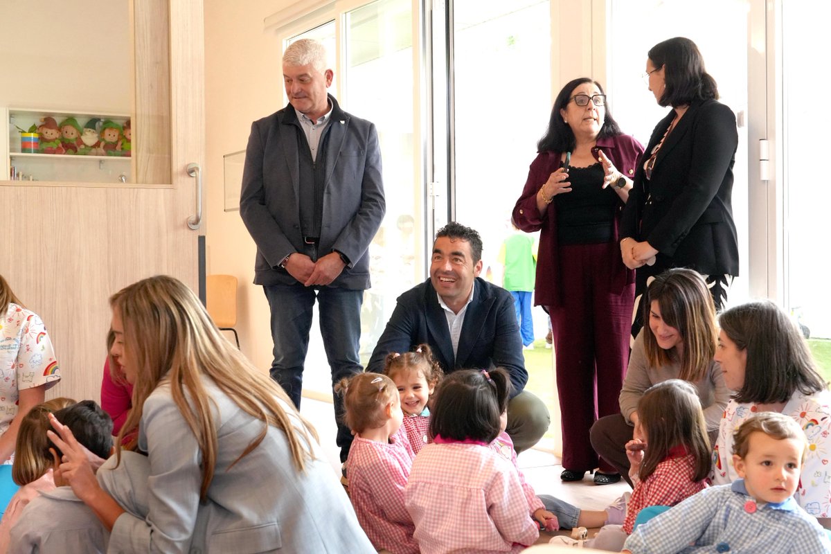 LuisLopezLugues's tweet photo. 🎒📚 A colaboración entre @ponteareas_gal, @Xunta  e @depo_es lévanos a inaugurar hoxe a nova escola infantil.

Un servizo tan necesario como demandado que mellora a calidade de vida, a conciliación familiar e afronta o reto demográfico en Ponteareas. https://t.co/5yPaK9ZA6D