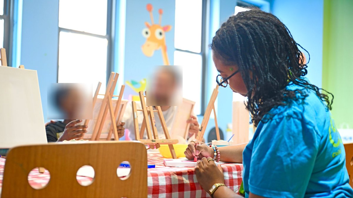 CorrectionNYC's tweet photo. Through an ongoing community partnership with @cmomNYC, #NYCDOC is providing parents in custody with meaningful quality time with their kids twice a month at the premier #UpperWestSide museum. Read more today at https://t.co/9EGBIGckVW. https://t.co/YVZmC9myIE