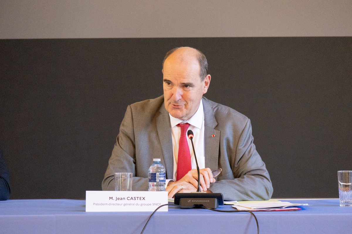 LimMetropole's tweet photo. 🚈 | Jean CASTEX, Président de @GroupeSNCF, était cet après-midi à Limoges.
En présence du Président de @LimMetropole et des élus du territoire, un temps d’échange portant sur les enjeux ferroviaires territoriaux a eu lieu à la Préfecture de la Haute-Vienne. https://t.co/bwltEsvqvE