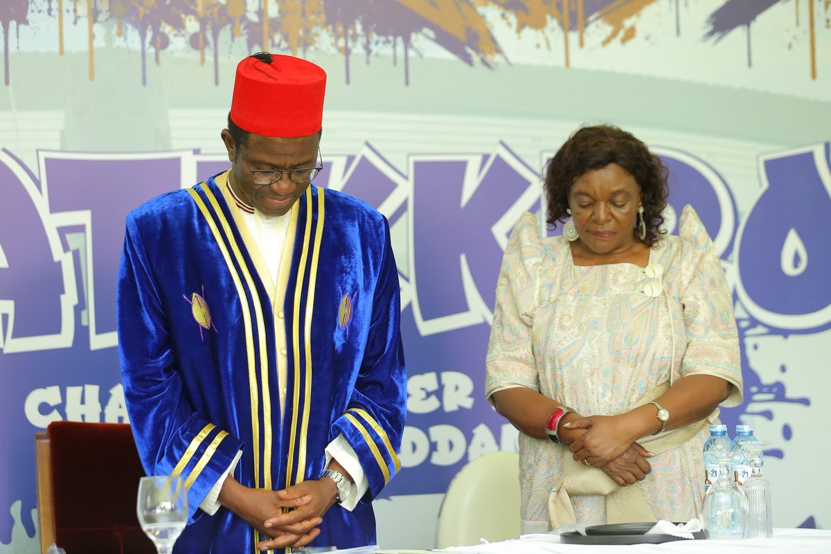 cpmayiga's tweet photo. Emyaka 13 ku bwa Katikkiro, nkoze n'abantu bangi, era waliwo ebituukiddwako mu bbanga eryo olw'okukolera awamu ng'Obuganda. Nneebaza bonna be ntambudde nabo, olw'ebirowoozo, amagezi, obuwabuzi, n'enkolagana ennungi, bino byonna bibadde mafuta mu lugendo lw'okuzza Buganda ku ntikko.

Ebituukiddwako mu myaka 13, buwanguzi bwaffe ffenna, wewaawo waliwo ebitannatuukibwako nga Federo n'ebirala, tetulina kuggwamu ssuubi, bingi tujja kubituukako kasita tusigala nga tutambulira wamu. Buganda ggwanga kkulu era byonna bye tukola tugatta ku baatusooka bye baakola ate n'abalituddirira nabo balibaako bye bateekateeka, olwo ffenna tuba tukuuma ekitiibwa kya Buganda ekyava edda.

Nneebaza Obuganda bwonna, mbasaba twongere okutambulira awamu nga tusitula omutindo mu bye tukola, tusabiragane, era Katonda musaba ayongere okumbeera obuvunanyizibwa buno Omutanda bwe yankwasa nsobole okutambuza mu ngeri esaanidde.

Nneebaza bonna abazze okunjangulizaako leero mu Butikkiro, abakiikiridde abantu ba Buganda abangi ddala abayimiridde nange mu kutuukiriza obuvunanyizibwa Kabaka bwe yankwasa. Mwebale nnyo 👏🏽👏🏽👏🏽

#KatikkiroMayigaAt13