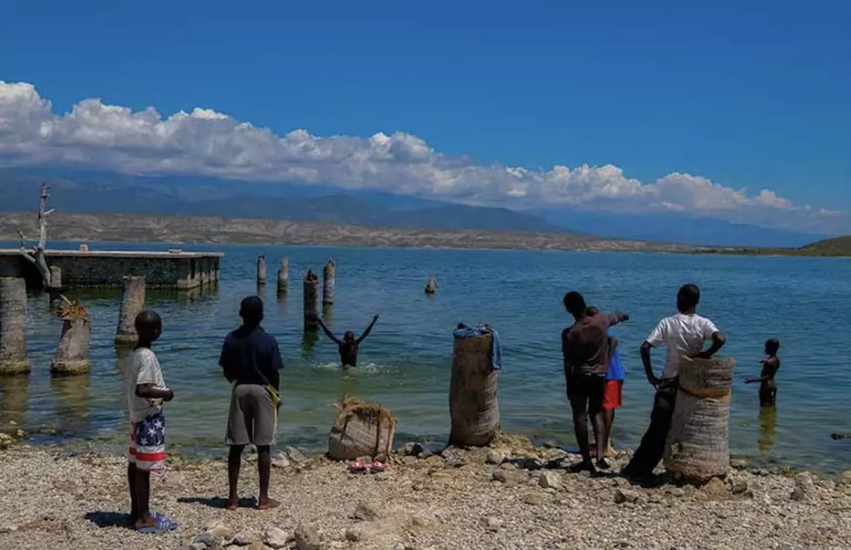 TchakaRefl's tweet photo. Situé dans le département de l’Ouest, près de la frontière dominicaine, l’Étang Saumâtre, aussi connu sous le nom de Lac Azuéi, est le plus grand lac d’Haïti 🇭🇹. Avec ses eaux aux reflets bleu turquoise et son paysage entouré de montagnes arides, il offre un décor naturel unique et impressionnant.

Le lac est connu pour sa forte teneur en sel, d’où son nom « Étang Saumâtre ». Il abrite également une riche biodiversité, notamment des flamants roses, des crocodiles américains et plusieurs espèces d’oiseaux aquatiques, faisant de la région un espace important pour la faune.

Chargé de légendes et de traditions, le Lac Azuéi occupe une place particulière dans l’imaginaire haïtien. À la fois mystérieux et majestueux, il représente l’une des merveilles naturelles les plus remarquables du pays et témoigne de la diversité des paysages d’Haïti.
#haitianheritagemonth