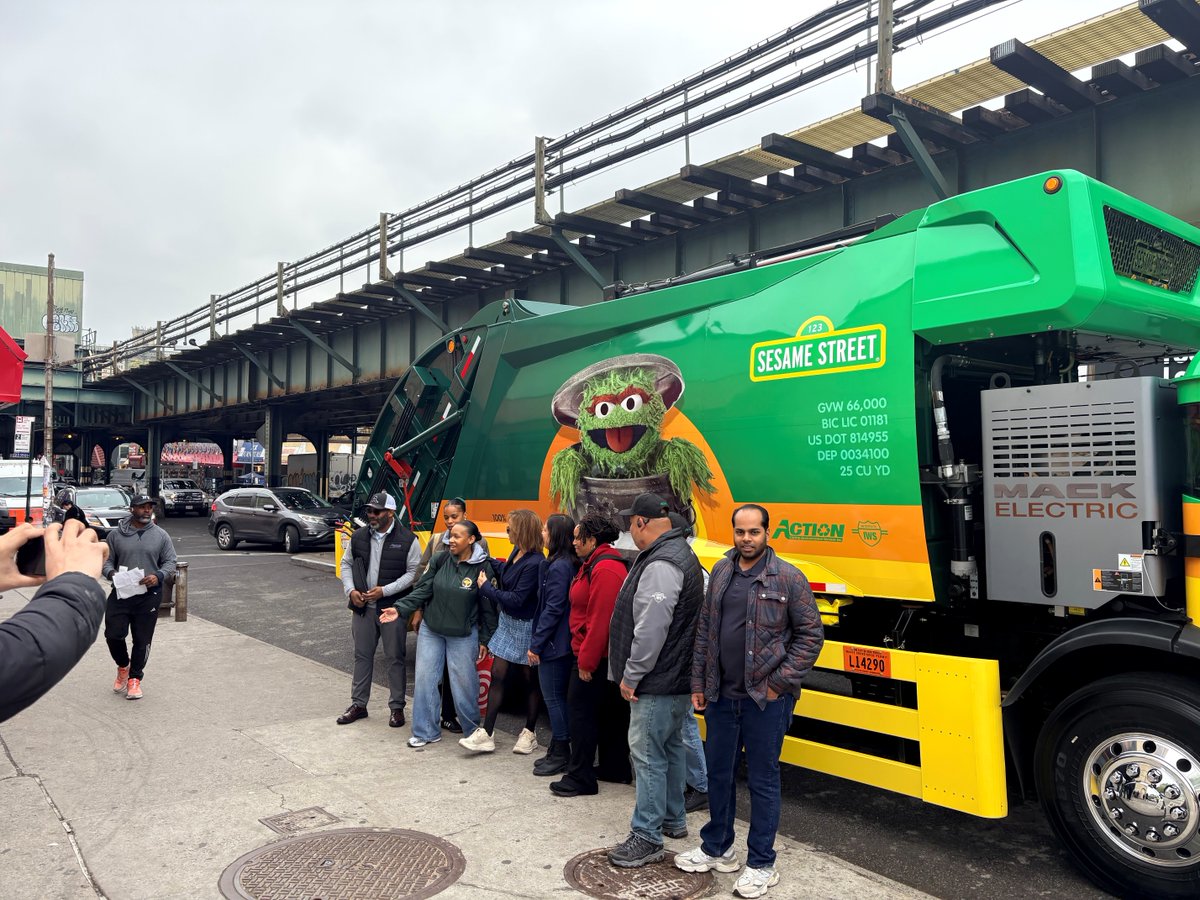 InterstateWaste's tweet photo. Had a blast with @thenewbxcc &amp; Assembly Member Emerita Torres for their Earth Day Clean Up! 🗽
Our zero-emission EV truck featuring Oscar the Grouch loved meeting the community to keep the Bronx beautiful. Let’s stay green all year! ♻️
#EarthDay #OscarTheGrouch #Sustainability https://t.co/4ddUGYUyUN