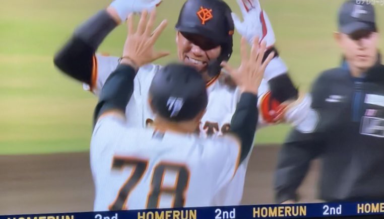 harezoraaa's tweet photo. 坂本の3ランでサヨナラ勝ち🙌🏻🙌🏻🙌🏻

しかも通算300号ホームランおめでとう〜〜！！！！！！

#坂本勇人 #巨人 #ジャイアンツ https://t.co/zTEOCCLbIJ