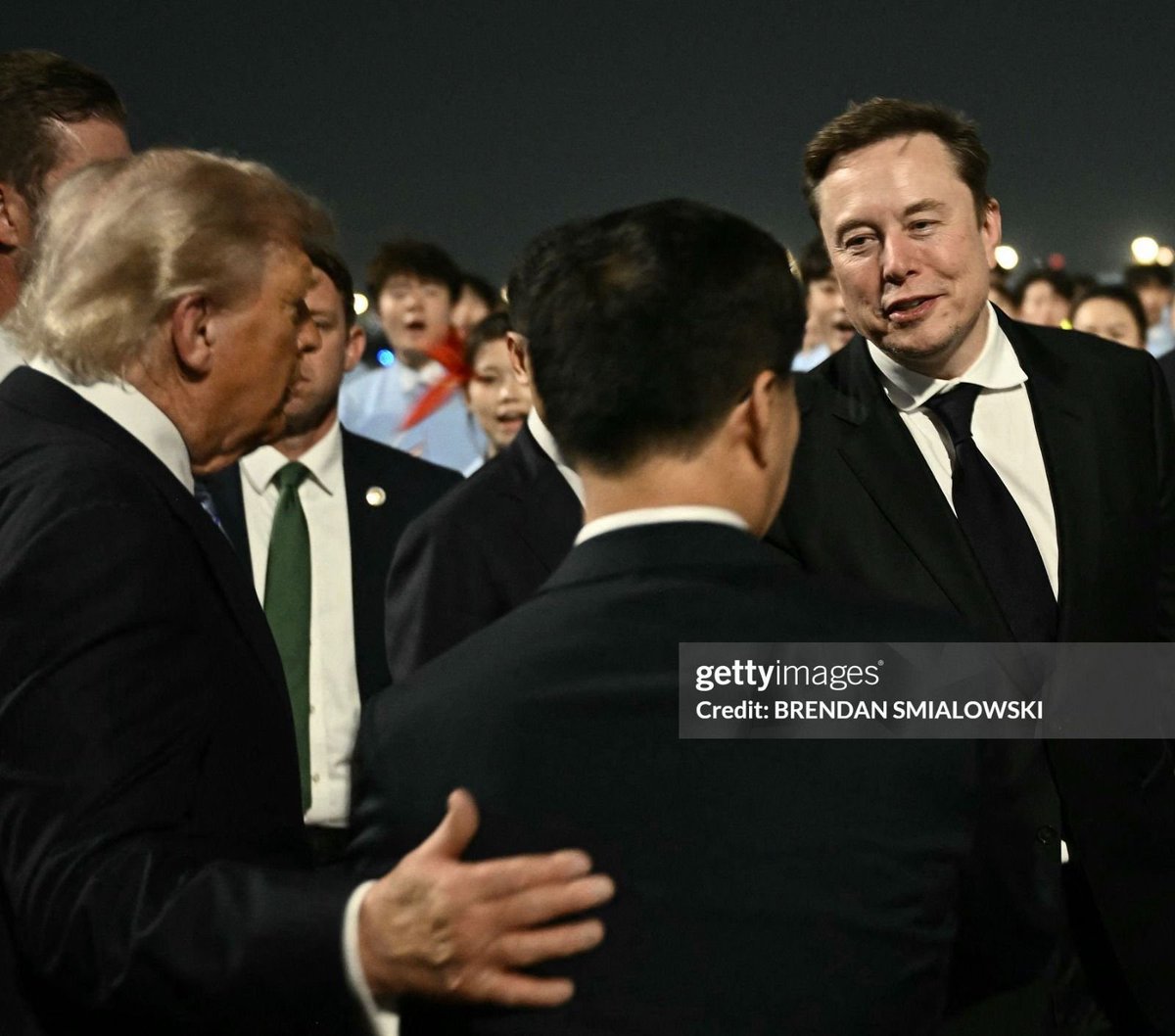 MarioNawfal's tweet photo. 🇨🇳🇺🇸 One of the biggest weeks of Trump’s presidency, the first U.S. state visit to China since 2017.

Eagle meets Dragon.

He’ll hope to land some deals, as one with Iran has eluded him. 

Maybe Elon, Jensen, and others will be of help in that regard… we’ll know soon. https://t.co/NtopnrVdKL