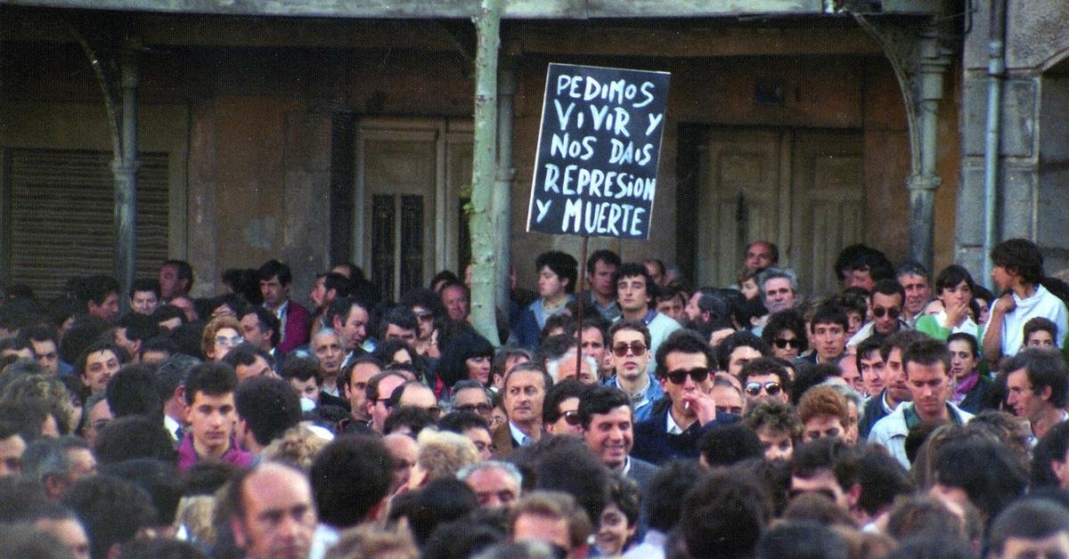 outsidersesp's tweet photo. El día que los obreros desarmaron a la Guardia Civil.

El 7 de marzo de 1987, se conoció la noticia del expediente de regulación de empleo que significaba el despido de 500 obreros de Forjas y Aceros de Reinosa (Cantabria).

La respuesta no se hizo esperar. El día 11 de marzo, Enrique Antolín, presidente de Forjas y Aceros, que había sido premiado con una Consejería de Obras Públicas por el Gobierno Vasco, fue retenido por los trabajadores de Forjas a los que se unieron los de Farga y CEMESA.

Al día siguiente destacamentos de asalto de la Guardia Civil asaltaron el bunker donde lo tenían retenido. En ese momento sonaron las sirenas de Forjas, todo el pueblo de Reinosa salió a la calle. Se produjo una auténtica batalla campal. Una unidad de la Guardia Civil, tras agotar toda la munición, fue acorralada y desarmada por los obreros.

A partir de ese momento Reinosa se convirtió en zona de guerra. Fue cercada por las tanquetas de la Guardia Civil, centenares de obreros fueron heridos, otros tantos detenidos; el 16 de abril, cuando la población estaba concentrada, la Guardia Civil cargó contra todos, hombres, mujeres, ancianos y niños.

El asalto se saldó con 85 heridos graves y el asesinato de Gonzalo Ruiz, un trabajador de Forjas, asfixiado con seis botes de humo cuando intentaba refugiarse en un garaje.

El PSOE, en su campaña electoral, presentaría más tarde un cartel con el slogan: “Reinosa: las cosas bien hechas”.