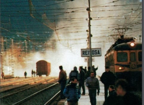 outsidersesp's tweet photo. El día que los obreros desarmaron a la Guardia Civil.

El 7 de marzo de 1987, se conoció la noticia del expediente de regulación de empleo que significaba el despido de 500 obreros de Forjas y Aceros de Reinosa (Cantabria).

La respuesta no se hizo esperar. El día 11 de marzo, Enrique Antolín, presidente de Forjas y Aceros, que había sido premiado con una Consejería de Obras Públicas por el Gobierno Vasco, fue retenido por los trabajadores de Forjas a los que se unieron los de Farga y CEMESA.

Al día siguiente destacamentos de asalto de la Guardia Civil asaltaron el bunker donde lo tenían retenido. En ese momento sonaron las sirenas de Forjas, todo el pueblo de Reinosa salió a la calle. Se produjo una auténtica batalla campal. Una unidad de la Guardia Civil, tras agotar toda la munición, fue acorralada y desarmada por los obreros.

A partir de ese momento Reinosa se convirtió en zona de guerra. Fue cercada por las tanquetas de la Guardia Civil, centenares de obreros fueron heridos, otros tantos detenidos; el 16 de abril, cuando la población estaba concentrada, la Guardia Civil cargó contra todos, hombres, mujeres, ancianos y niños.

El asalto se saldó con 85 heridos graves y el asesinato de Gonzalo Ruiz, un trabajador de Forjas, asfixiado con seis botes de humo cuando intentaba refugiarse en un garaje.

El PSOE, en su campaña electoral, presentaría más tarde un cartel con el slogan: “Reinosa: las cosas bien hechas”.