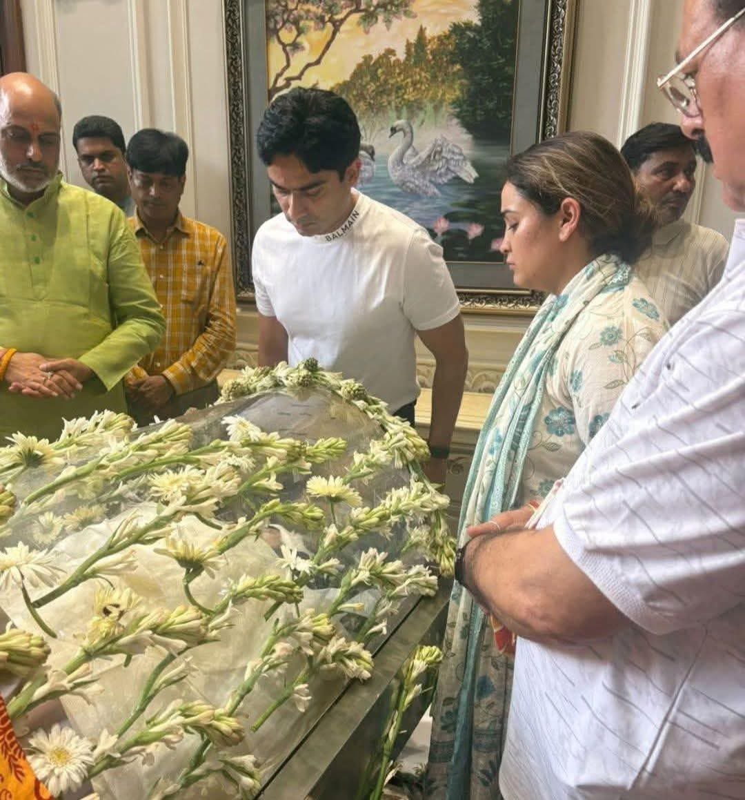raghavsapa's tweet photo. पैसे वाले लोगों का कलेजा आवारा औरत शायद बहुत मजबूत होता है।
पति की मौत के बाद भी शव के पास खड़े रहने का साहस हर किसी में नहीं होता।

हमने तो ऐसा दृश्य अधिकतर फिल्मों में ही देखा है। वास्तविक जीवन में अक्सर जवान पति की मृत्यु के बाद पत्नी गहरे सदमे में चली जाती है, https://t.co/oRhYEp8HUY