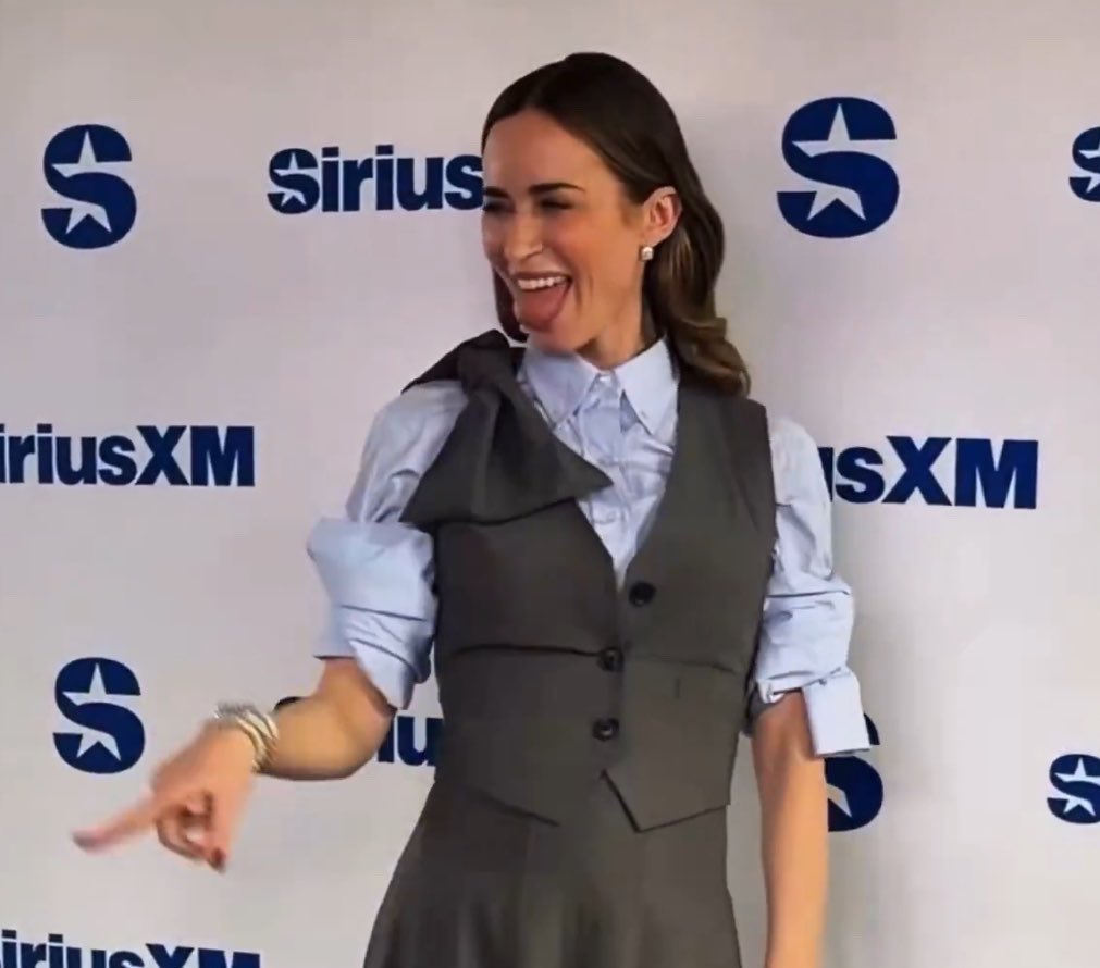 🍑V🍑 MET EMILY BLUNT tweet media