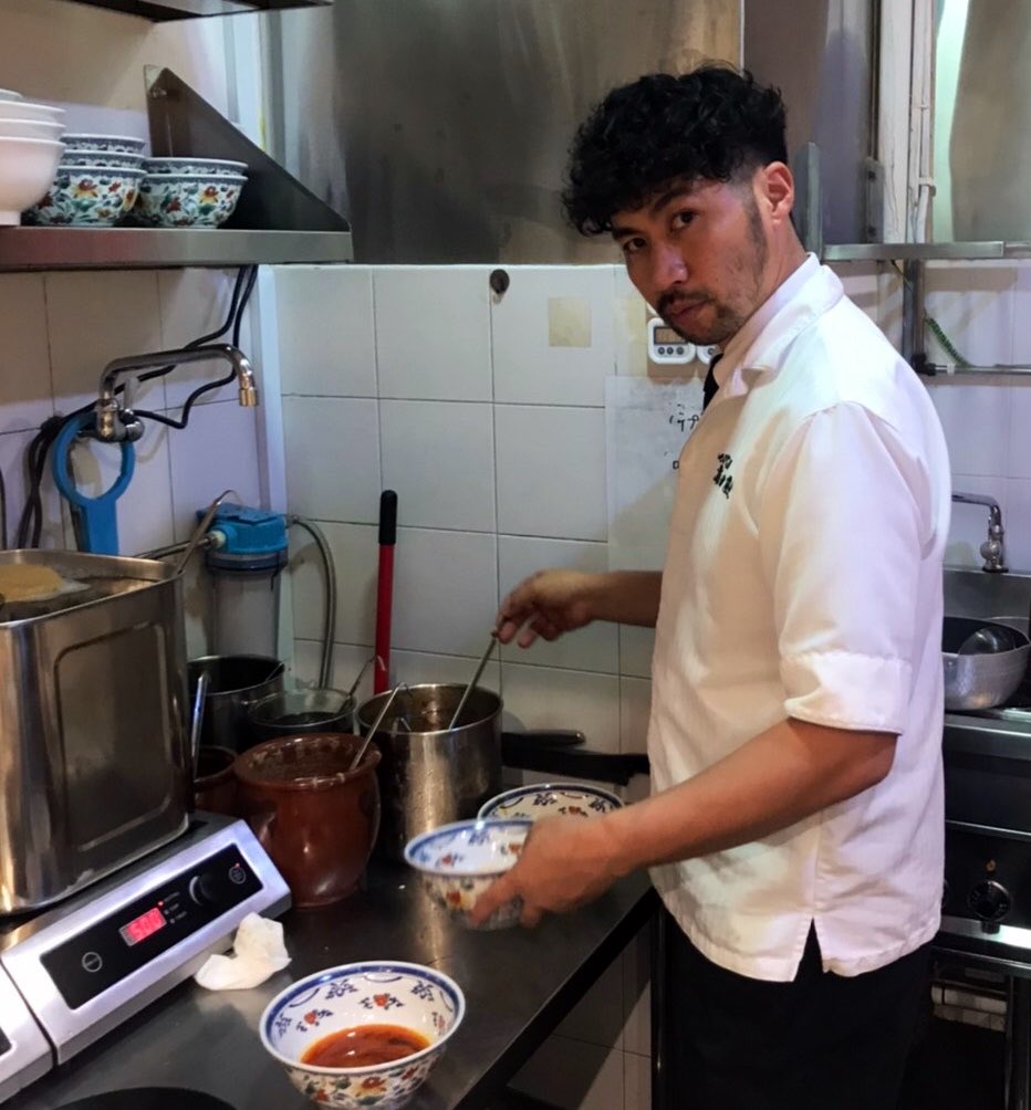 shimayanramen's tweet photo. プチボーナス制度で利益を出す方法

遠くのお金は、誰も本気になれない。
でも、近くのお金は、人を動かす。

これ、飲食店経営でめちゃくちゃ大事なん。

例えばチャーシュー。

規定40gなのに、感覚で45g、50g盛ってる店って普通にあります。本人は悪気なくむしろサービスのつもり。

でも7〜8g多いだけで、原価は毎日静かに漏れ続けてます

仮に1日5杯。
1ヶ月150杯。
これだけで毎月5〜10万円近く飛ぶこともある。

毎月5万円、自分の財布から落ちてたら探しますよね？でも店のお金だと、人は麻痺するんよ

結局、人は遠い数字では動かない。
だから俺は、利益を近づける仕組みを作る。

それがプチボーナス制度。

売上予算ももちろん大事。人事評価も大事！
でも導入費用かかる！
でも本当に店を強くするのは利益。

だから簡単なプチボーナスでの評価項目はこの4つ。

① 売上
② 原価
③ 人件費
④ 水道光熱費

この4つを毎月管理して、例えば4項目中2つ達成で○円、3つ達成でさらに追加。

こうすると、スタッフの意識が一気に変わる。

チャーシュー1枚、ガスのつけっぱなし、無駄な仕込み、アイドルタイムの電気。

今までスルーしてたものを、自分ごとで見るようになる。

組織運営も会社の利益も気合いじゃなく仕組みで解決

儲かる店って、ラーメンが美味いだけじゃないんですよ。数字が現場まで浸透してる店なんよ。

気になる方は固定ポストをチェケラ