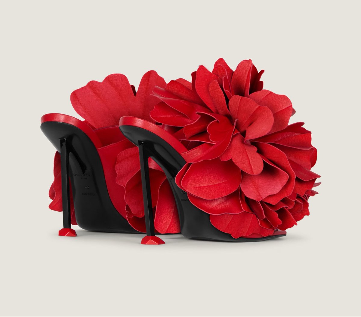 StreetFashion01's tweet photo. Givenchy’s new Flower Heels by Sarah Burton 🙂‍↕️ https://t.co/6ZJv08TWB5