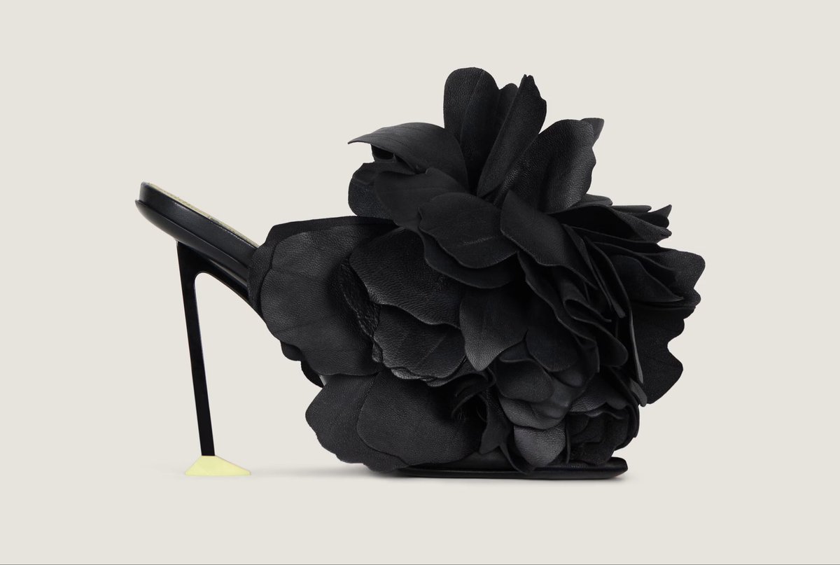 StreetFashion01's tweet photo. Givenchy’s new Flower Heels by Sarah Burton 🙂‍↕️ https://t.co/6ZJv08TWB5