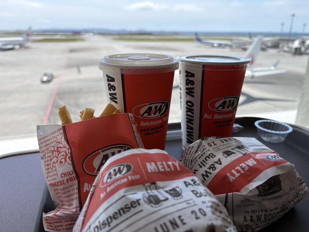 chomig's tweet photo. 沖縄に来やした。
空港到着からのA&amp;W〜BLUE SEALで塩ちんすこうアイス〜居酒屋（で〜じなとんとん）ベタに満喫しとりやす。 https://t.co/67li346lfE
