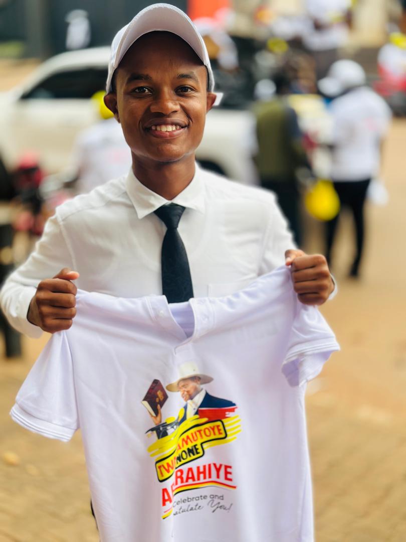 KNsamuye's tweet photo. Yesterday White π€ spread all over kololo only to celebrate π₯³ and witness the swearing ceremony of H.E @KagutaMuseveni
We are proud to say that we indeed Voted, fully supported and Mobilised votes for our President elect 2026-2031.
#CongratulationsM7
#TwaramutoyeNone https://t.co/9RrgEJxnQZ