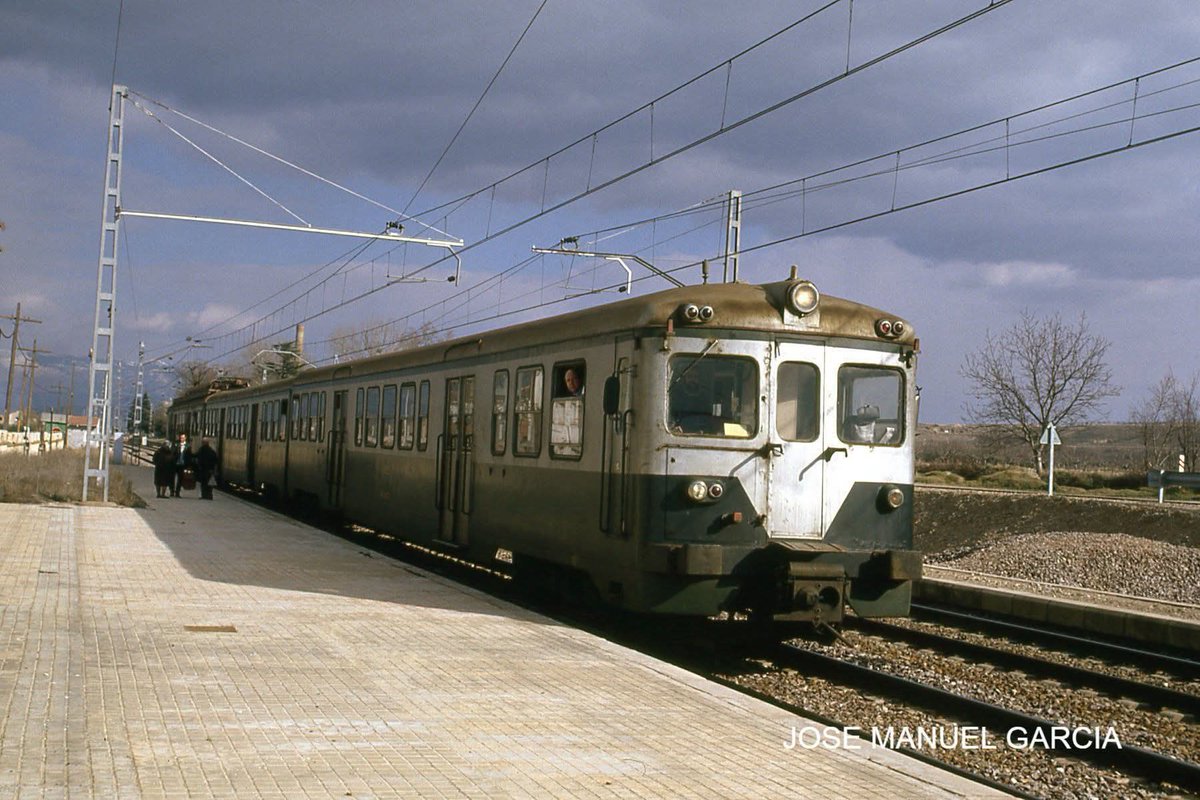 enric_marc's tweet photo. Con las Suizas y las 276 conocí el ferrocarril y vino la afición... aquí una 436 entrando en la Estación de Terrer (Zaragoza) en un día del año 1983 foto de J.M. García #renfe #terrer #zaragoza #ferrocarril #tren #train #trenni https://t.co/p0pcCtnIbY