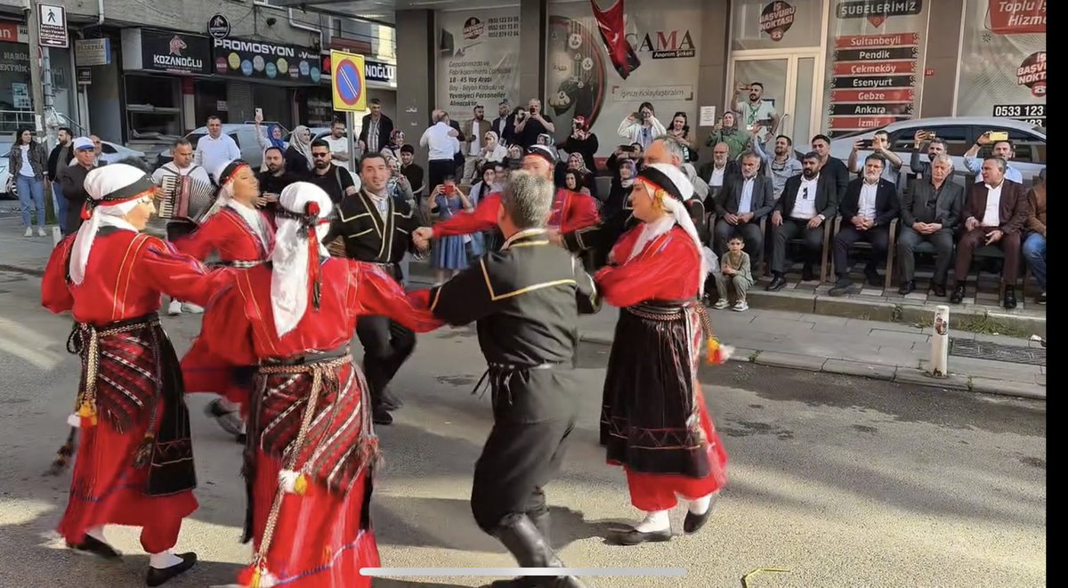 DevaSultanbeyli's tweet photo. İlçemizde açılışı gerçekleştirilen Artvin Kültür Evi programına, İlçe Başkanımız Selçuk Ballıkaya katılım sağladı.

Hemşehri dayanışmasını güçlendirecek, kültürel değerlerimizin yaşatılmasına katkı sunacak olan kültür evinin ilçemize hayırlı olmasını diliyoruz. https://t.co/IqOJAEIxAA