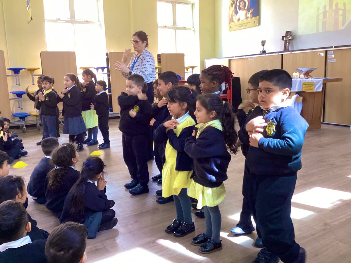 HolyFam_Rec's tweet photo. This afternoon, we proudly stood up in assembly to lead the whole school in signing our special school mission prayer, “We live, love and learn together...” 💛🖤✨ #PrayerHFB10 https://t.co/9qiTciJ4zt