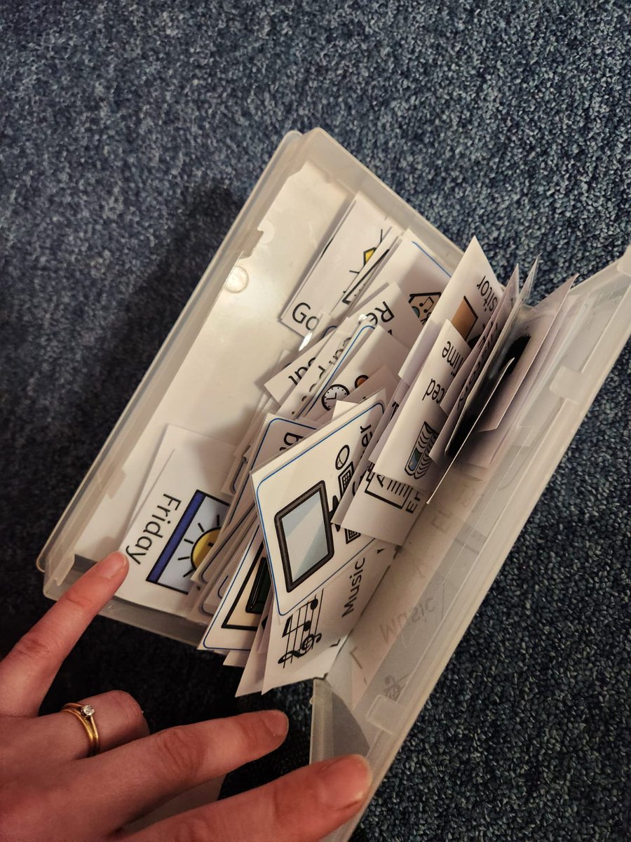 ChatterboxesSLT's tweet photo. An old video case is all you need for upping how you use a Now, Next board.
On the outside you can slip in the activities for Now and Next. All the other cards can be stored inside the case so they don't get lost.
#teacherhack #speechtherapy #speechtools #nownextboard https://t.co/bxwGGRQzwX