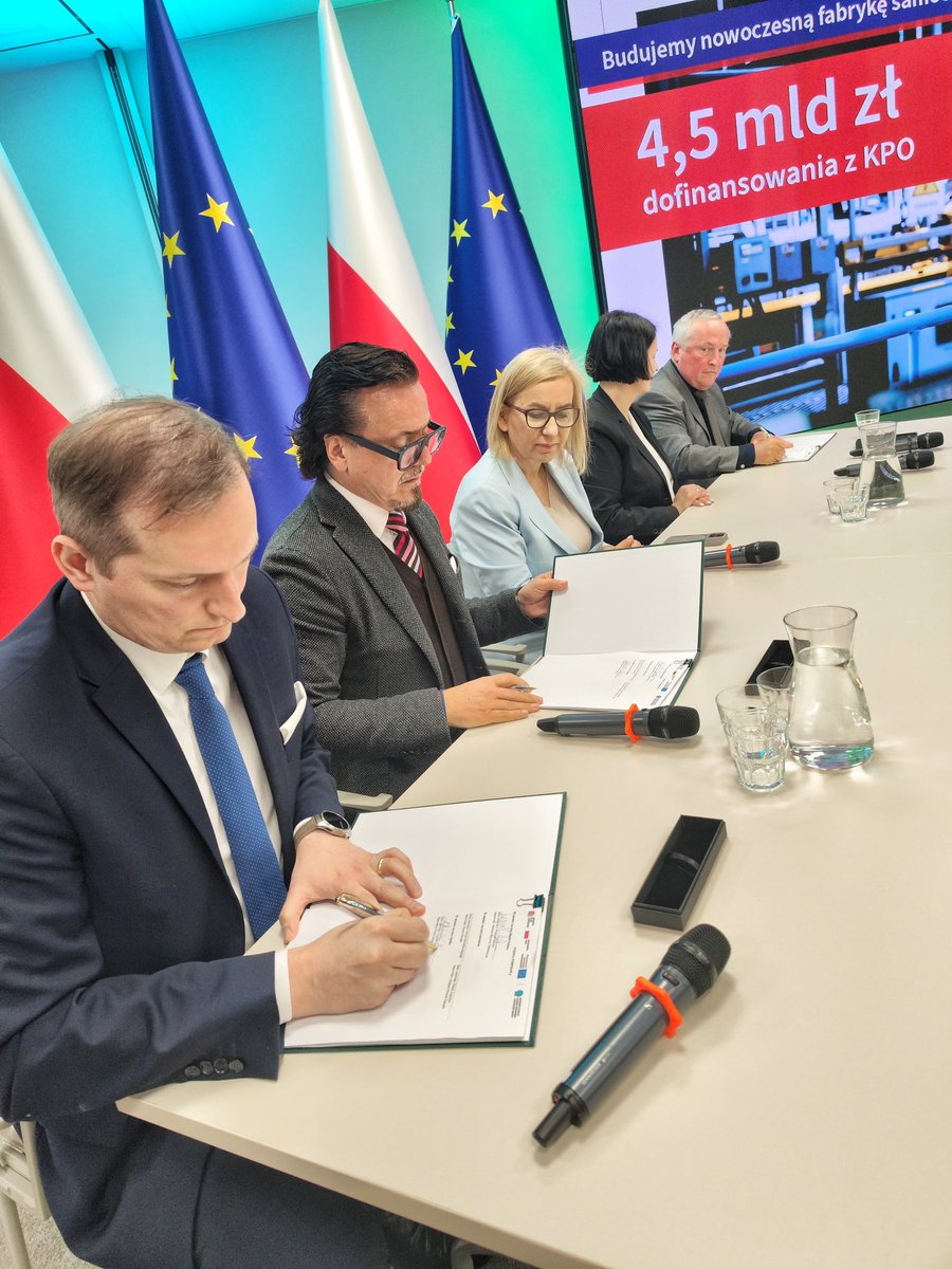 hennigkloska's tweet photo. Na ten moment czekaliśmy od dwóch lat. Tyle trwało urealnienie planów poprzedników stworzenia polskiej marki samochodu elektrycznego. PIS ma na koncie milion niespełnionych marzeń, a my mamy konkrety. 

Dziś @NFOSiGW stał się udziałowcem ElektroMobility Poland. Inwestujemy w powstanie pierwszej polskiej fabryki samochódów elektrycznych. To 4,5 mld zł z Krajowego Planu Odbudowy na bezpośrednie wsparcie dla rozwoju polskiej myśli technicznej i rodzimego przemysłu.

Polskie auto elektryczne ma zjechać z taśmy fabryki w Jaworznie w 2029 roku i w 70% będzie stworzone z elementów wyprodukowanych w Europie. Mamy więc partnera technologicznego i mamy finansowanie. Tak #InwestujemyWPolskę.