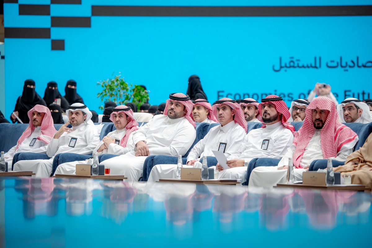QassimUniv1's tweet photo. سعادة رئيس #جامعة_القصيم الأستاذ الدكتور محمد بن فهد الشارخ يشهد «يوم البحث والابتكار 2026»، الذي يهدف إلى دعم الحلول الابتكارية وتحويلها إلى فرص اقتصادية تسهم في تحقيق مستهدفات #رؤية_السعودية_2030، بحضور وكلاء الجامعة، في البهو الرئيس بالمدينة الجامعية. https://t.co/ssIMbkvSBv