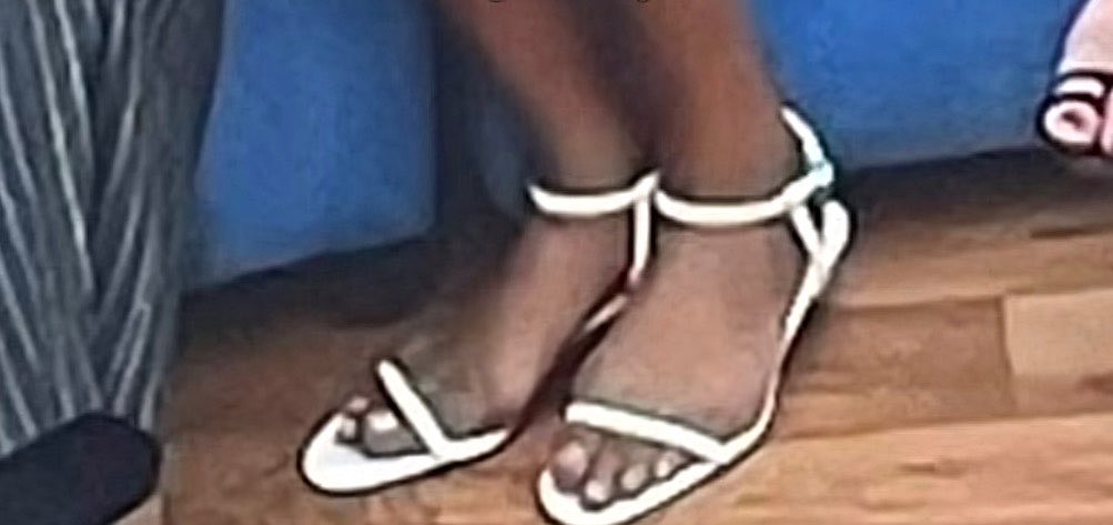 Cvd0990Maria's tweet photo. Cuando vienen con temas de físico tratándose de la mona, me parece irreal, tomando en cuenta que es HORRENDA y que para verse decente tiene que producirse 4 horas. El pelo tieso, las patas horrendas, calza #10, tiene juanetes, se ve sucia. ¿Cómo se atreven a criticar? 😂 #LCDLF6 https://t.co/E5yKl0lMl6