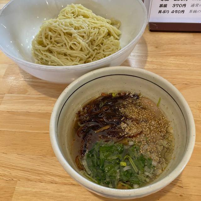 fujiz7's tweet photo. つけめん(塩)
うさぎや @群馬県伊勢崎市
焦がしネギが効いた塩つけ汁に喉越しの好いを絡めてツルリツルリと胃の中へ(๑⃙⃘´༥`๑⃙⃘)デフォで1.5玉の麺があっという間、ランチタイムサービスのちゃーしゅーごはんもサラッと完食でした( ᐛ )و ̖́-
#毎日がラーメン https://t.co/ckoKYLKAYw https://t.co/AE7GOLW4pR