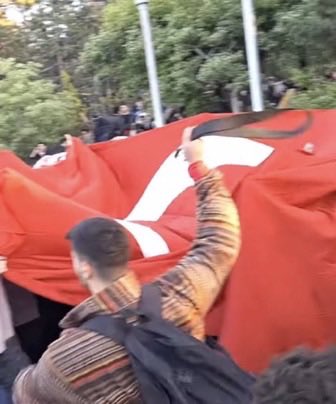 HacettepeTMT's tweet photo. Hacettepe'nin faresi, bayraksız, namussuz ve şeref yoksunu Güney Özbenli saklandığı ininde bulunmuştur. Merdivenden düşme görüntülerini bekliyoruz. https://t.co/vd8sv2xYKU