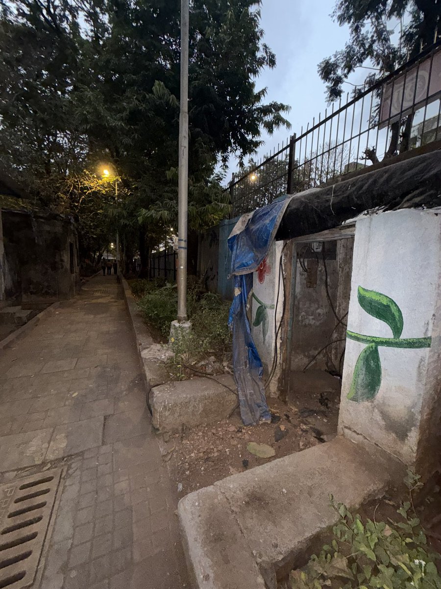 HRISHABHINC's tweet photo. ⚠️ Open electricity meter box at Durgadevi Udyan Garden is dangerous for children and citizens visiting daily for walking &amp; jogging.  

Requesting @mybmcWardC @mybmc to urgently repair and secure it before any accident occurs. #Mumbai #WardC https://t.co/XFKrDwz9mP
