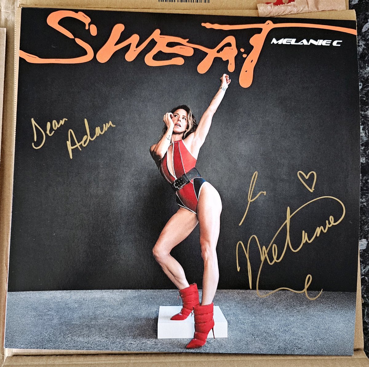 rainonme85's tweet photo. Legit so happy right now 🥺😍

Thank you @MelanieCmusic and @BanquetRecords 🧡🧡🧡🧡

 #Sweat #MelanieC #vinyl #signed #personnallysigned #banquetrecords https://t.co/Eu7s1HWtCY