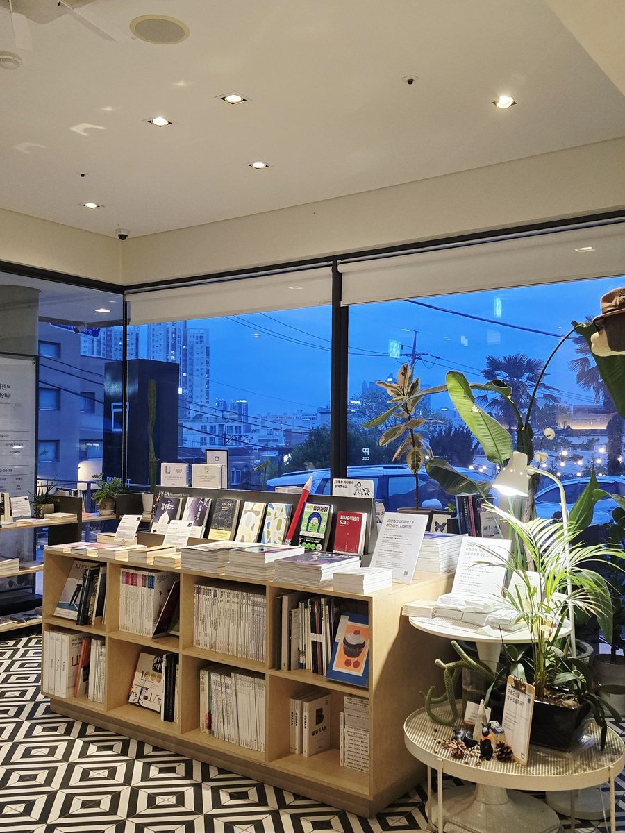 ims807563's tweet photo. 황령산 프리젠트 ☕🌃
창밖으로 번지는 푸른 저녁 풍경과
은은한 조명, 따뜻한 차 한 잔.
복잡한 생각 잠시 내려놓고
혼자만의 시간을 조용히 즐기기 딱 좋은 곳 :)

#황령산카페 #프리젠트카페  #감성카페 https://t.co/sOPxIvlMjV