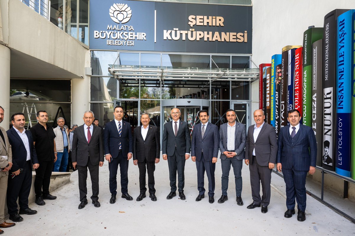 bayhakan44's tweet photo. Büyükşehir Belediye Başkanımız Sayın Sami Er’in başkanlığında, ilçe belediye başkanlarımız ile bir araya gelerek değerlendirme toplantımızı, Ak Parti Grup Toplantımızı ve Büyükşehir Meclis toplantımızı gerçekleştirdik.

Devamında, ilimize kazandırılan şehir kütüphanesini ziyaret ederek yürütülen çalışmaları yerinde inceledik. @Akparti 
@samiermbb
