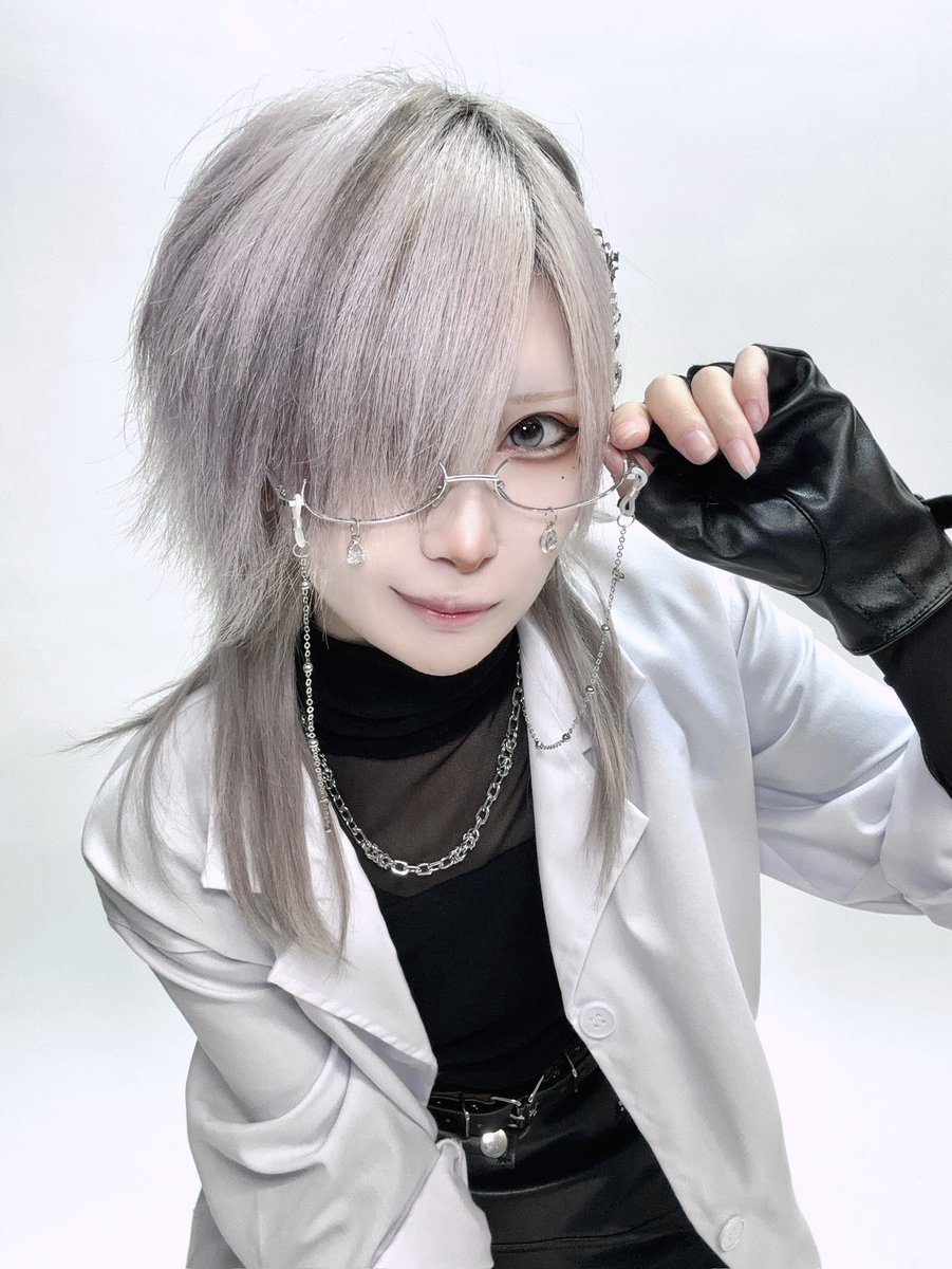 studiokz2021's tweet photo. #魔銃ドナー 　

天才薬学博士　ドクトル・セラフィムは柊千景さん
（ゲスト枠　出演日　6/17 19:00、6/19 14:00 / 19:00、6/20 13:00 / 18:00、6/21 12:00 / 17:00）

バイツを日光から守る「UVパウダー」の技術に興味を持ち、その出どころを探している。その正体は…？

舞台「魔銃ドナー Crossbreed」  
2026年6月17日(水)～6月21日(日)  
＠築地本願寺ブディストホール
全８公演
※全席指定

チケットはカンフェティ（Confetti）にて絶賛発売中！

https://t.co/ikmTgPrXtY