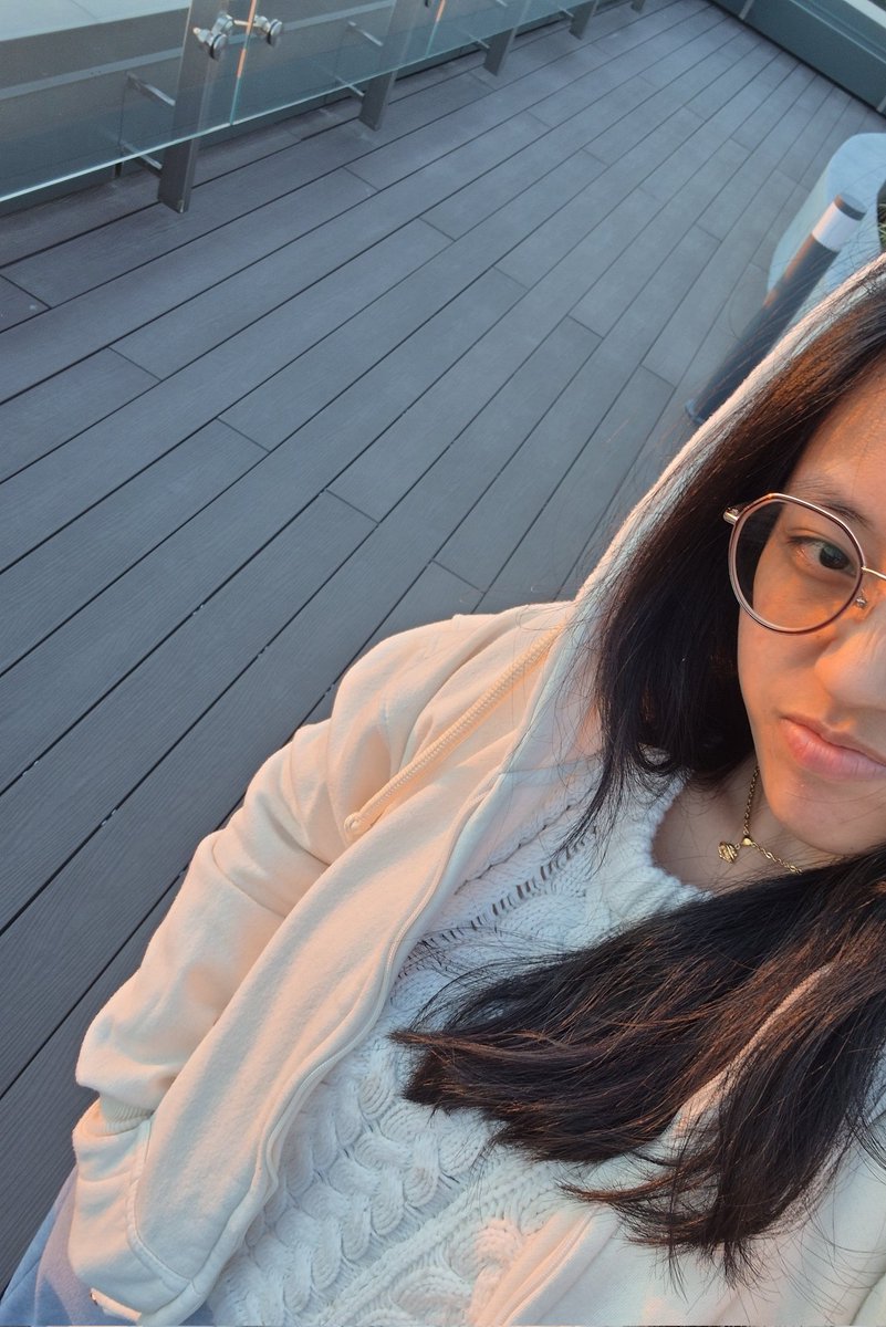 erifleu_'s tweet photo. senja gini enaknya ngapain yaa 🤔 https://t.co/SZLnuVsbJK