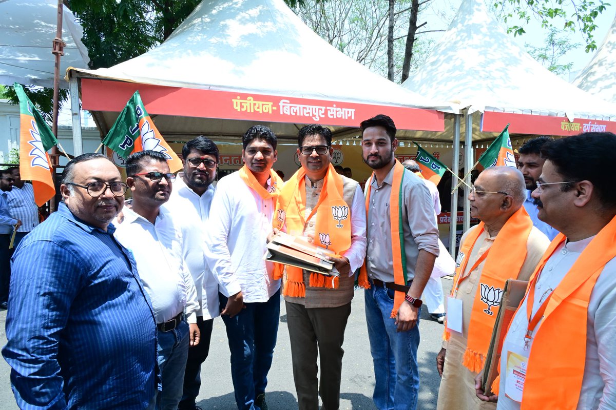 OPChoudhary_Ind's tweet photo. आज प्रदेश भाजपा कार्यालय, रायपुर में आयोजित प्रदेश कार्यसमिति की बैठक में शामिल हुआ और बिलासपुर संभाग (पंजीयन) के लगे स्टॉल पर जाकर कार्यकर्ताओं से मुलाकात की।
@narendramodi @AmitShah @NitinNabin @BJP4India @blsanthosh @vishnudsai @shivprakashbjp @KiranDeoBJP @ajayjamwalbjp @PawanSaiBJP @ArunSao3 @BJYM @BJP4CGState