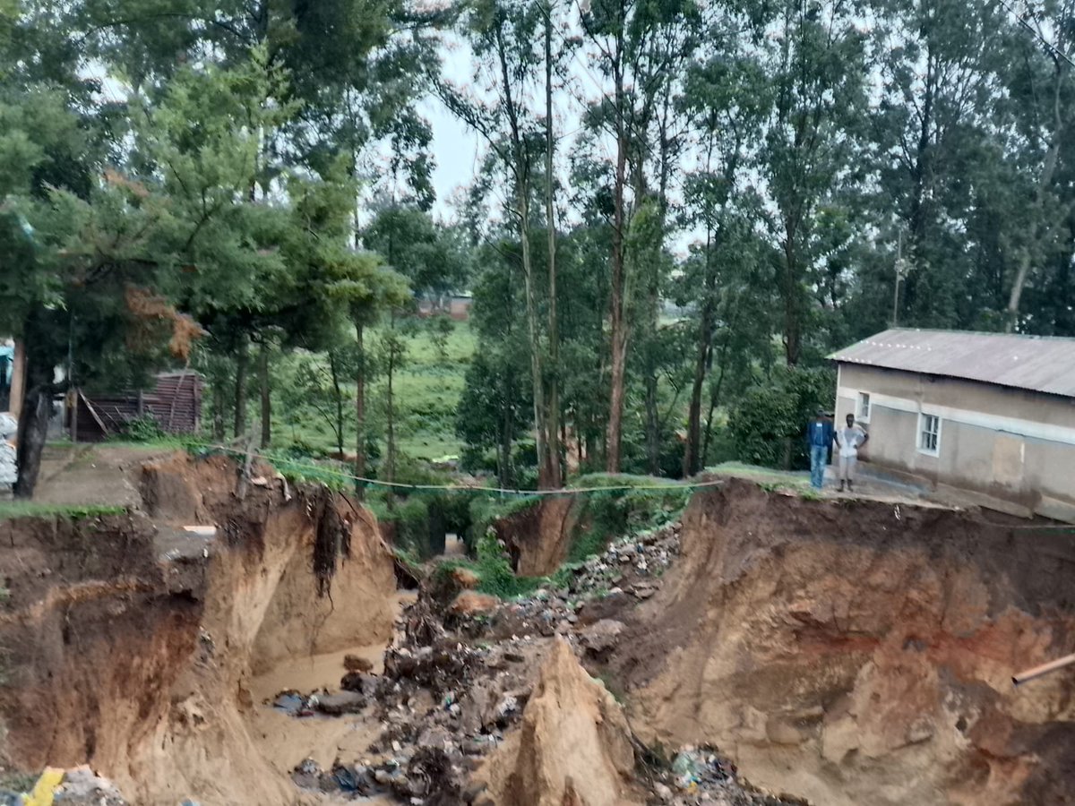 Wisdom_GSA's tweet photo. @Kakamega_037 Please come to the rescue of the residents of Scheme/Jamumbo before the rains carry them away https://t.co/4zvmSXlWGR