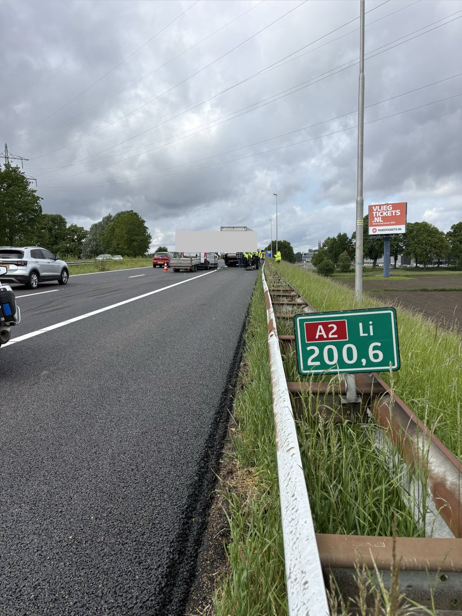 Heftig ongeval tussen bestelbus en vrachtwagen op A2