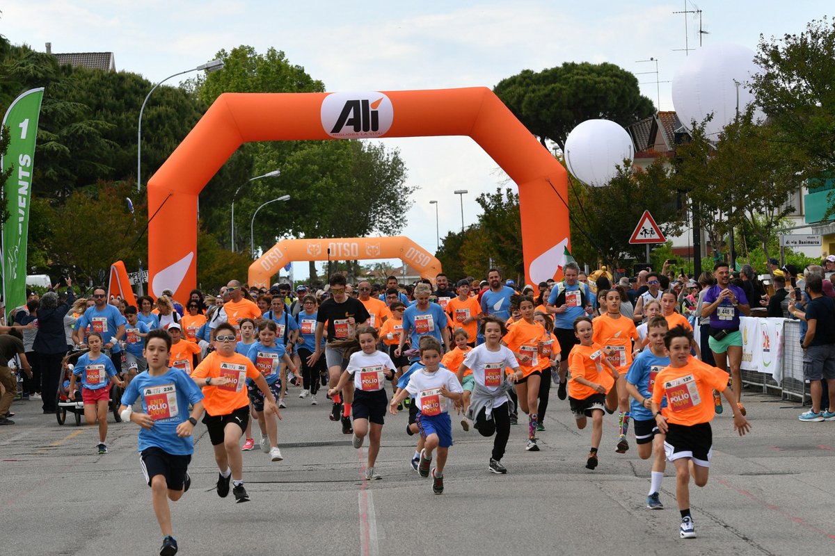 Venicemarathon's tweet photo. #Moonlighthalfmarathon Tutto pronto a Jesolo per la 6^ Alì Family Run che si correrà sabato 16 maggio, alle ore 17.15, nello spettacolare contesto della 15^ Longato Jesolo Moonlight Half Marathon. Iscrizioni ancora aperte e da venerdì disponibili in Piazza Milano. https://t.co/9GQBjGe26K