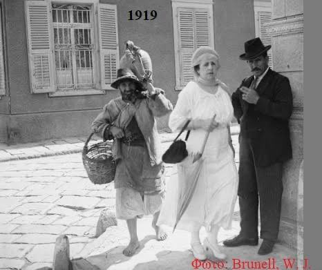 muratkgirgin's tweet photo. Türkçülük, 1920'li yılların koşullarında, bir dereceye kadar maddi gerçekliği anlaşılabilir, realist, ''ilerici'' ve sınıfsal bir yaklaşımdı.

Türk demek, sürülmüş, akrabalarının çoğunu savaşlarda sürgünlerde kaybetmiş, mülksüzleştirilmiş, cehalete ve sefalete terkedilmiş insan demekti.

Türk dışında vergi veren, askere gidip ölen, sefalet içinde debelenen yoktu.

Mustafa Kemal'in, Mahmut Esat Bozkurt, Akçura ve diğer Kemalistlerin milliyetçiliğini böyle anlamak gerekir.

Böyle olmasa, 3-5 yıl içinde Yunan ve Ermeni Halkı ile dostluk aramaz ve onları dost olmaya ikna etmez ve edemezlerdi.

Aleviyi, sünniyi, şiiyi, müslümanı, hristiyanı, türkü, kürdü, zazayı, lazı, çerkezi, romanı, arnavudu, boşnağı içine alan ve ''vatandaşlık temelindeki bir Ulusçuluğa'' evriltilen Türkçülük sayesinde, 

Turancılık, İttihatçılık, Ümmetçilik, Halifecilik, Kürtçülük, maceracı ve sekter solculuk dizginlenebildi.

İlginç bir şekilde bugün bu ideolojilerle kendilerini markalayanlar, ABD, AB ve İsrail'in çıkarları ile uyumlanarak Türkiye Cumhuriyeti'nin ve Türk Halkı'nın yıkımı konusunda ortaklaşmış durumdalar.

Ek olarak, Cumhuriyeti Kuran Ulusçu Parti bu ortaklıkta en önde koşuyor.