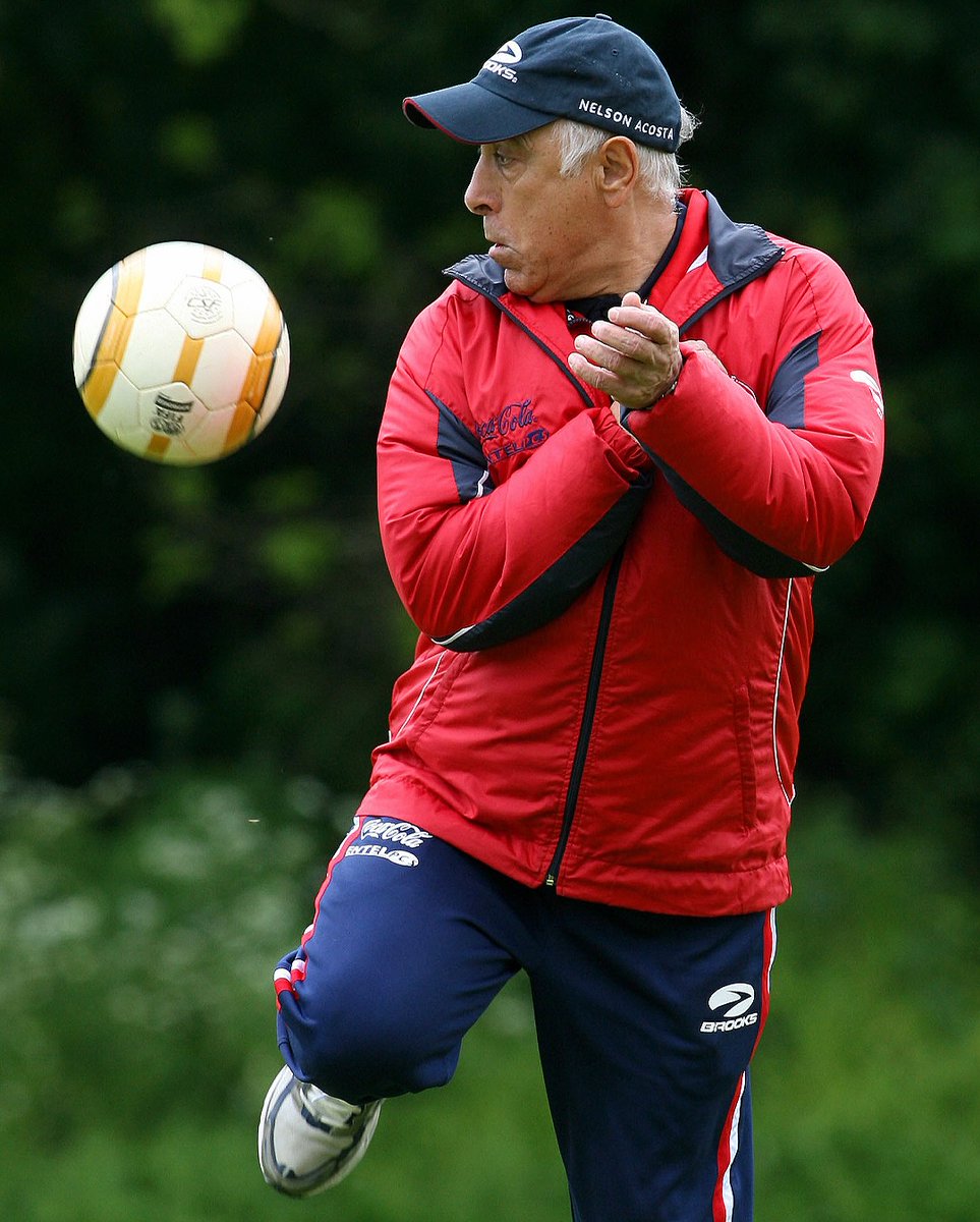 DespliegueFutCL's tweet photo. Hoy es el Día del Entrenador, excusa perfecta para responder o citar este tweet con tus elecciones:

🔝 MEJOR DT EN LA HISTORIA DEL FÚTBOL.
🇨🇱 MEJOR DT CHILENO de la historia.
❤️ DT FAVORITO que tengas. https://t.co/WIqX1rjmo6