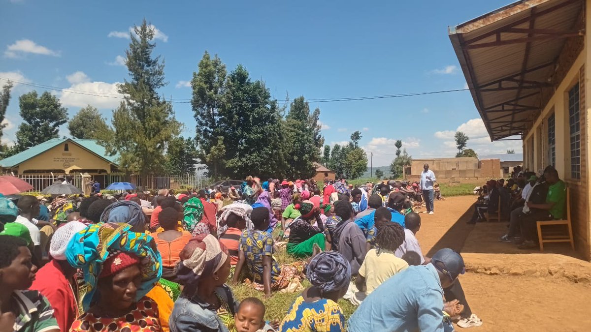 Manyagiro_G's tweet photo. None kuwa 13 Gicurasi 2026, mu tugari twose tw’Umurenge wa Manyagiro habereye inama z’Umutekano z’Abaturage. Umuyobozi w’Umurenge, Bwana Kalisa Claudien, yifatanyije n’abaturage b’Akagari ka Kabuga na Ryaruyumba, baganira ku kibazo cya Kanyanga ikomeje guteza umutekano muke. https://t.co/tScZzeGTwQ