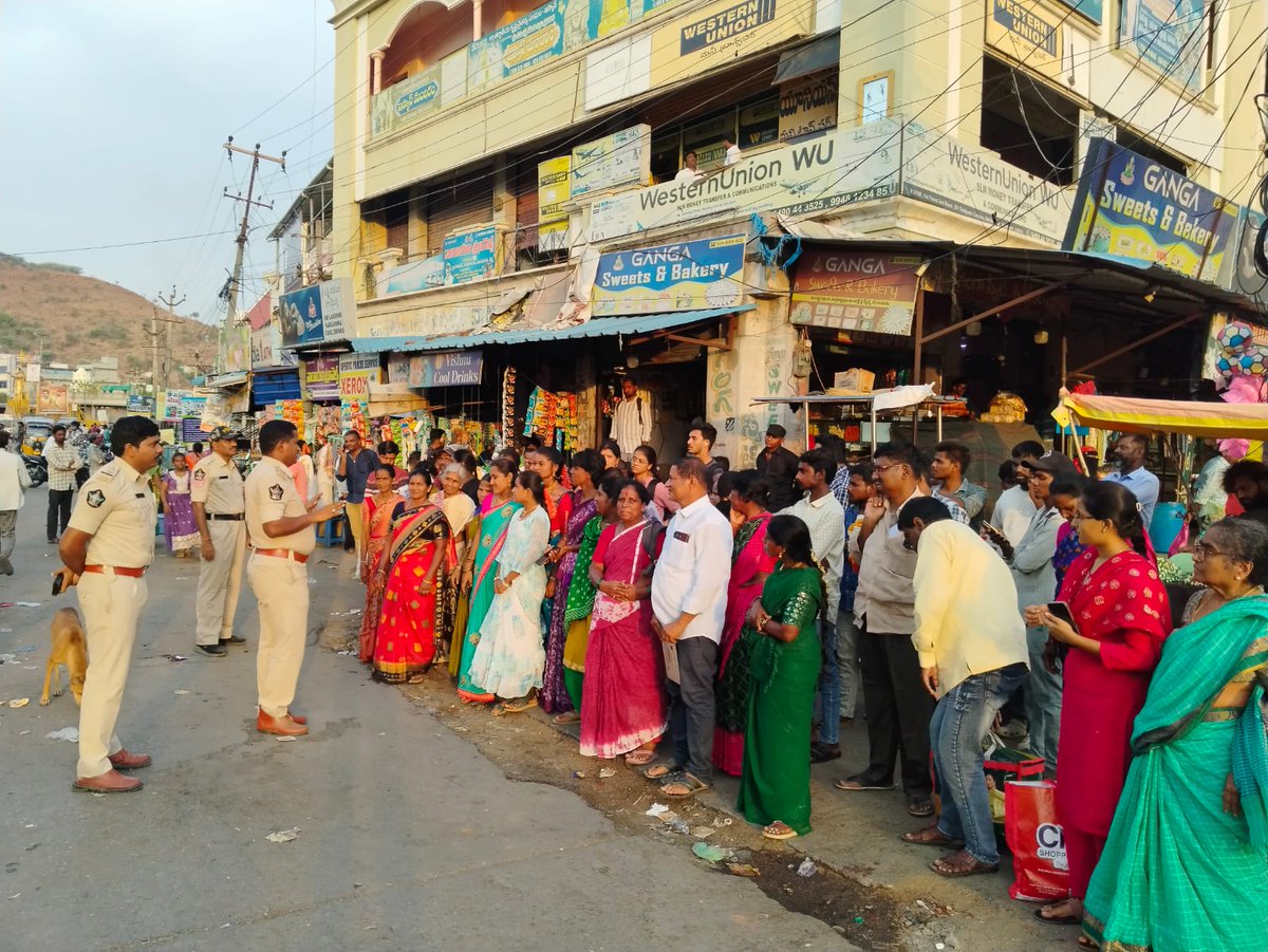 Kadapa_Police's tweet photo. ➡️ జిల్లా ఎస్పీ శ్రీ షెల్కే నచికేత్ విశ్వనాథ్ ఐ.పి.ఎస్. గారి ఆదేశాల మేరకు మహిళా భద్రతపై అవగాహన కార్యక్రమం నిర్వహించిన రాజంపేట పట్టణ సి.ఐ నాగార్జున
జిల్లా పోలీస్ యంత్రాంగం మహిళా భద్రతకు అత్యంత ప్రాధాన్యత ఇస్తోంది.
#kadapasp
#kadapapolice
@APPOLICE100
#APDGP
#WomenSafety https://t.co/QVwBPLUJNy